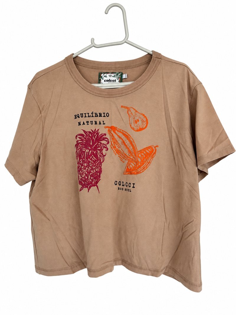 Frente da camiseta Colcci bege, com estampa rosa e laranja
