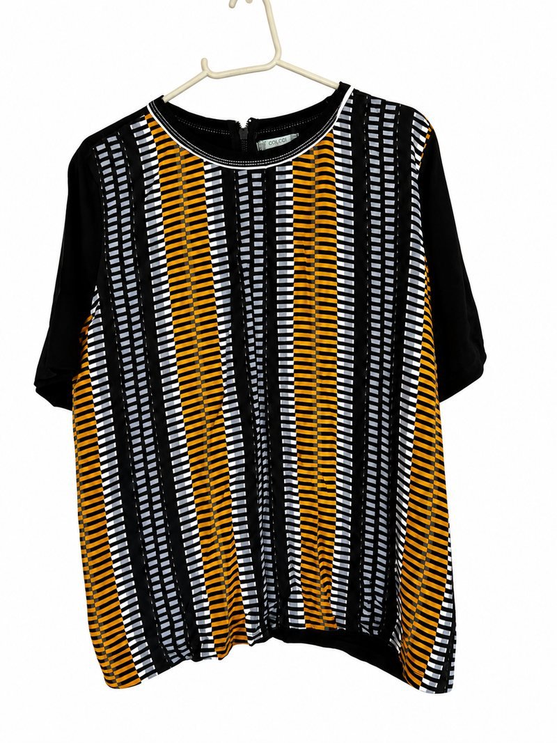 Frente da blusa Colcci com faixas pretas, brancas e ocre