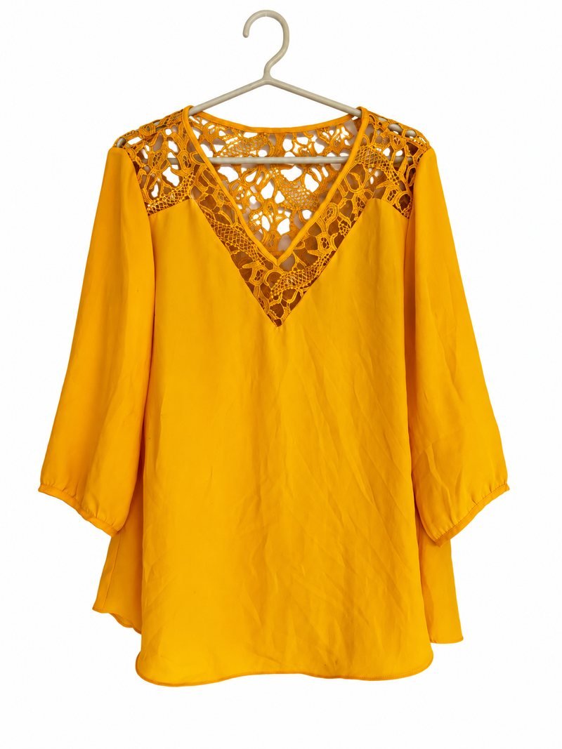 Frente da blusa Maria Valentina amarela, com renda no decote