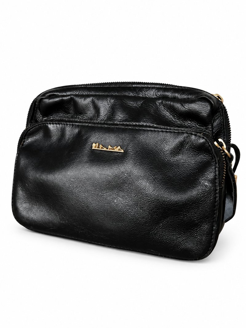 Bolsa Via Mia em couro preto, tamanho médio, com duas aberturas em zíper