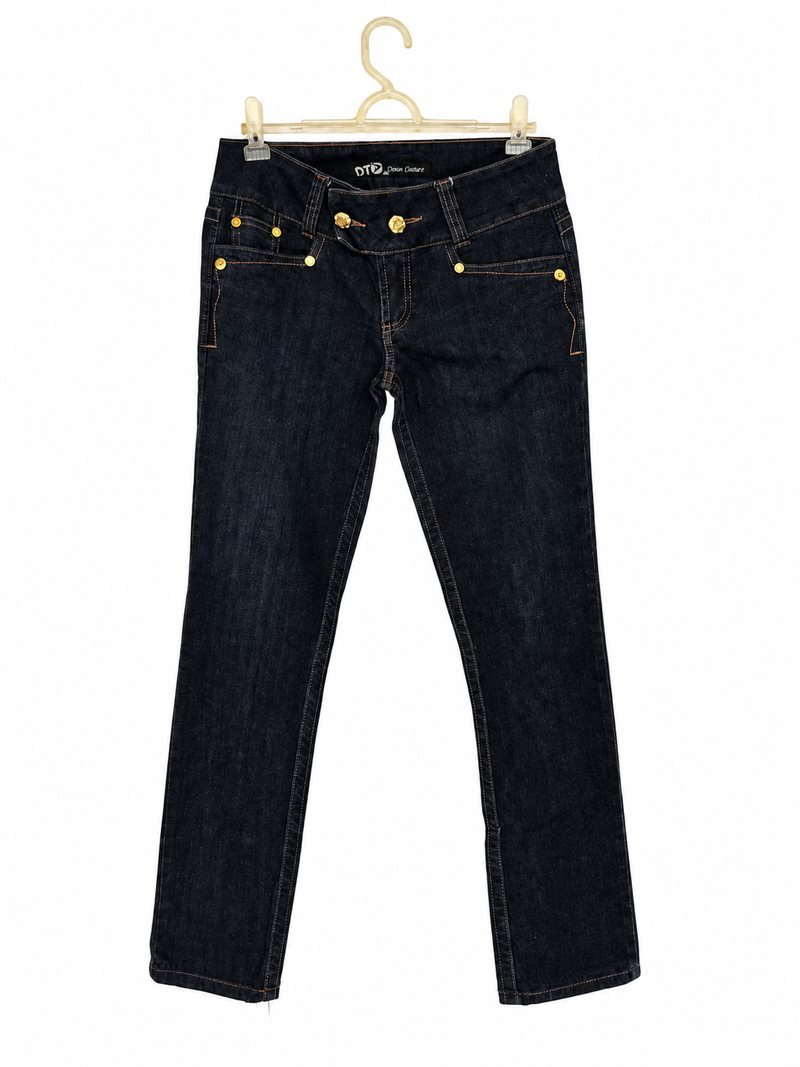 Frente da calça jeans DTA azul-escura, com bolsos dianteiros