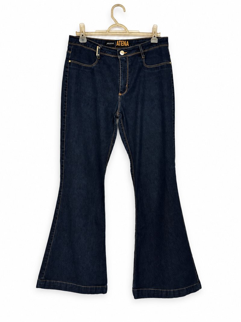 Frente da calça jeans flare Lança Perfume azul-escura