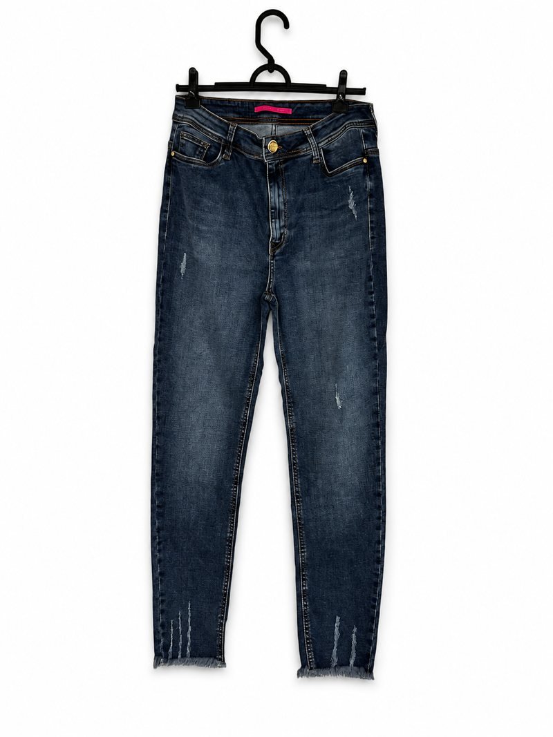 Frente da calça jeans Visual azul-escura, com barras desfiadas