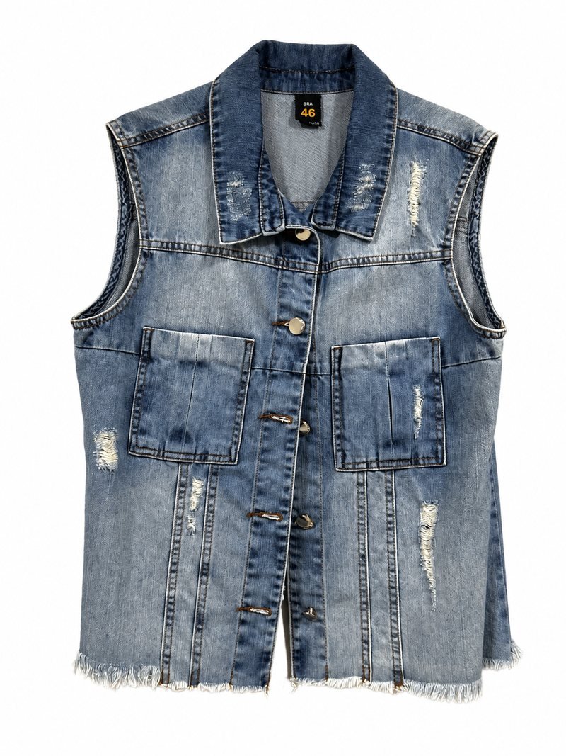 Frente do colete jeans azul, com gola, botões e bolsos