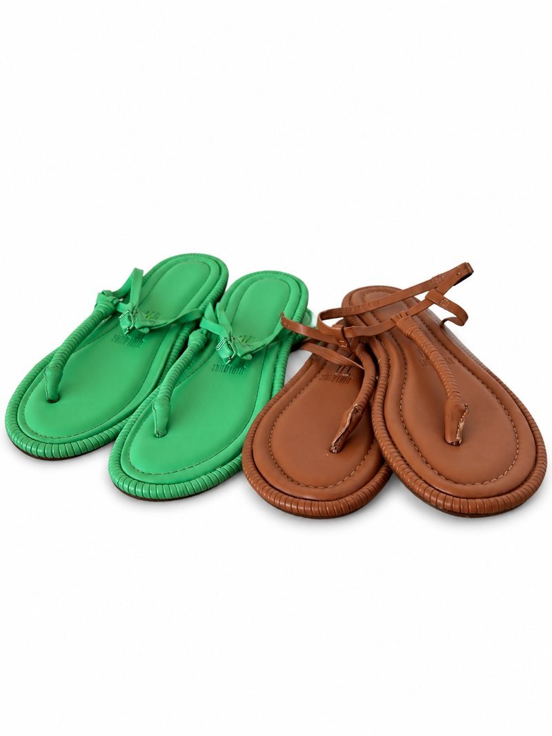 Dois pares de rasteirinhas Santa Lola, um verde e um caramelo