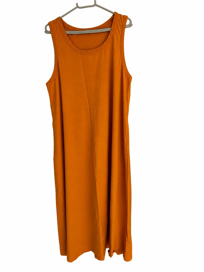 Vestido Cantão mostarda sem mangas, visto de frente