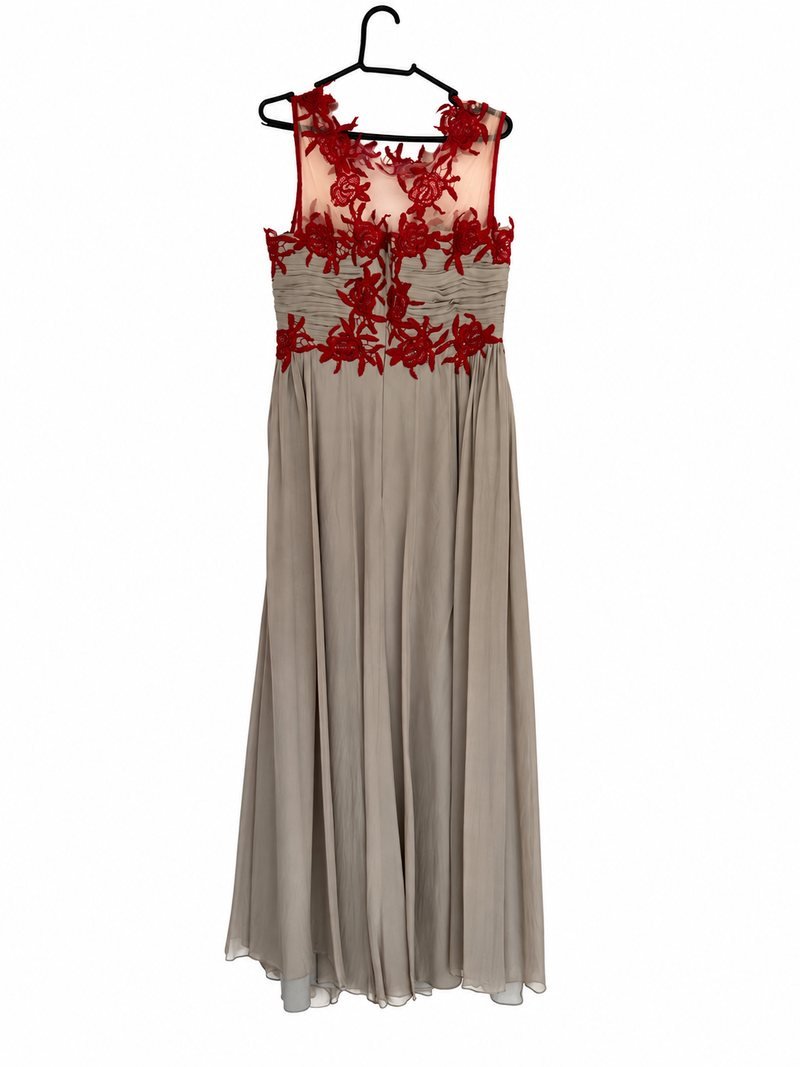 Frente do vestido longo bege, com apliques vermelhos