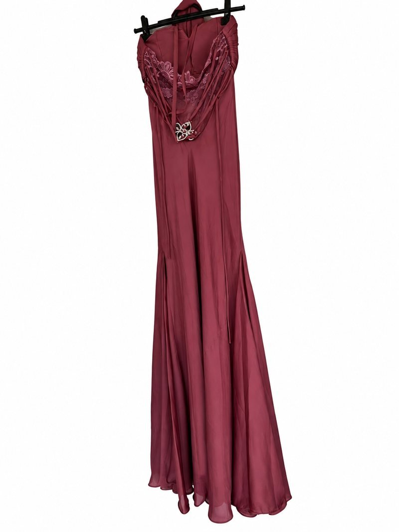 Frente do vestido longo rosado em crepe de seda
