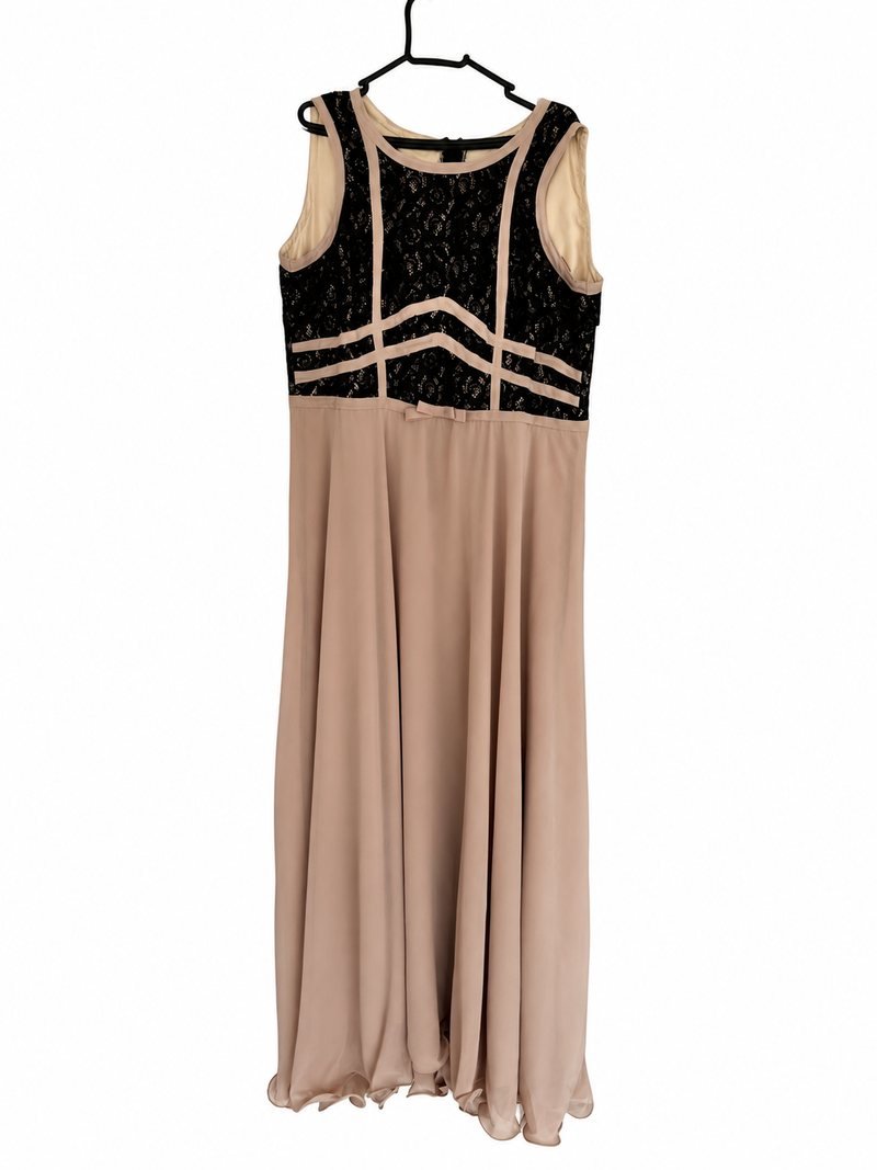 Frente do vestido bege com parte superior preta de renda