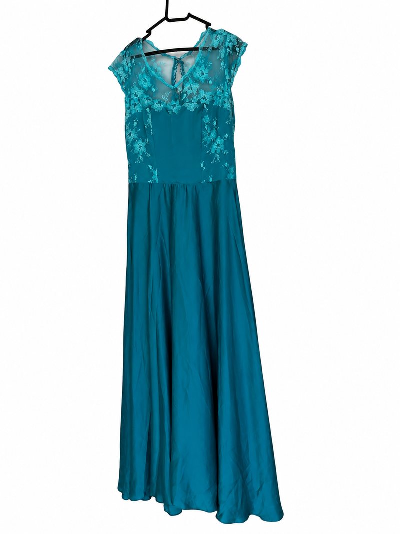 Frente do vestido de festa turquesa, com renda na parte superior