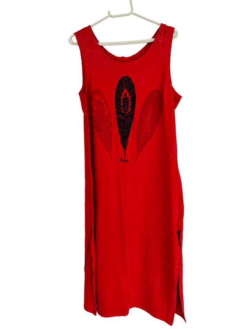 Frente do vestido Penedo vermelho, com desenho escuro central