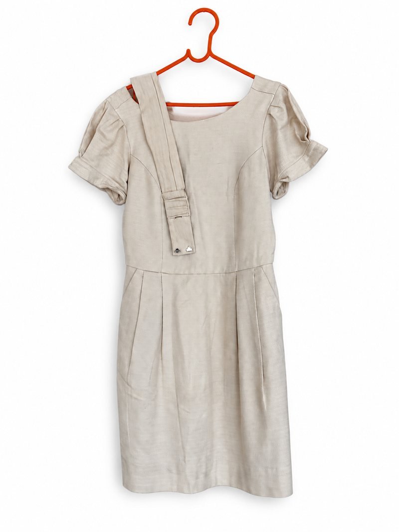 Frente do vestido Shop 126 claro, com gola e cinto