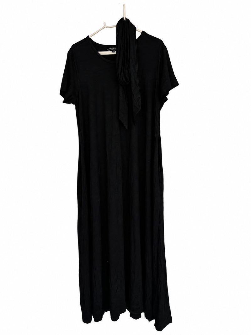 Vestido Shoulder preto de manga curta pendurado no cabide